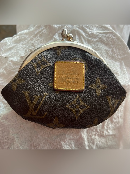 Louis Vuitton Handbags - Authentic vintage Louis Vuitton monogram kiss lock coin purse